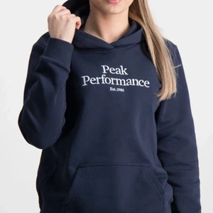 Peak performance  - Peak performance hoodie, som jag har använt några gånger, men ett litet hål på armen syns bara om man kollar nära, men får att laga, fråga om mer bilder💗