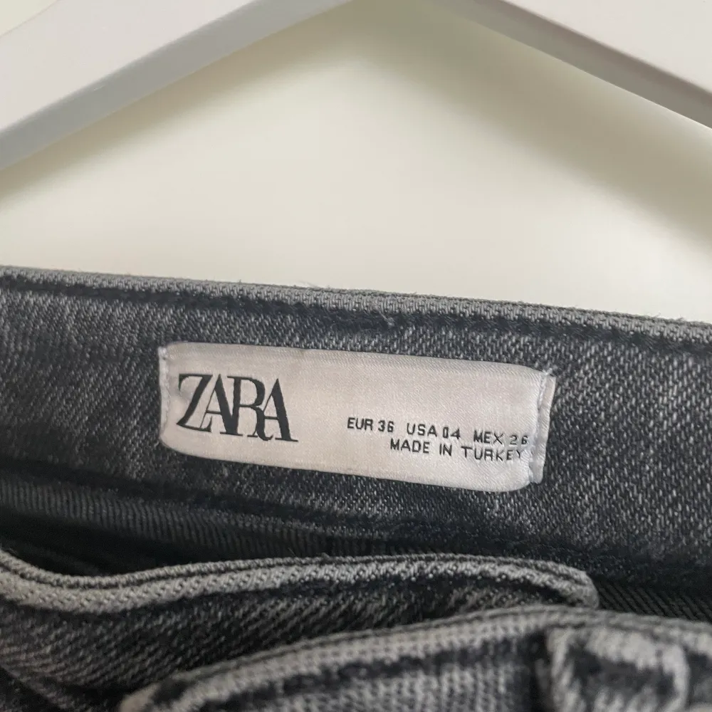 Snygga höga jeans från Zara. Ankellånga. Jeans & Byxor.