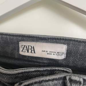 Snygga höga jeans från Zara. Ankellånga