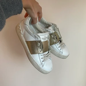 Valentino sneakers  - Valentino open sneaker i storlek 36, passar som 37!