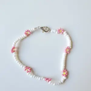 Vitt armband med rosa blommor 🌸🌸🌸