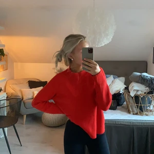 Röd stickad tröja  - Fin tröja, fint skick och knappt använd 💗💗
