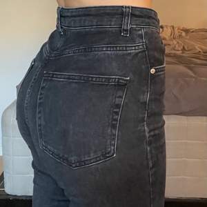 Urtvättade svarta jeans i storlek 36 från Gina tricot. 