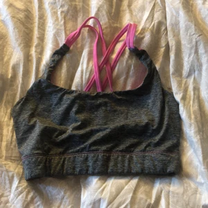 Träningstopp  - Säljer en väldigg fin träningstopp, då den ej kommer till andväning! 🌸