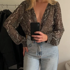 Bodysuit Zara  - Bodysuit från Zara i storlek L. Säljer för 100kr 🐍