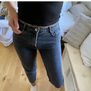 Jeans - Svarta momjeans från zara. Säljes pga för små. Aldrig använda så är i fint skick!! 80kr inklusive frakt ❤️❤️