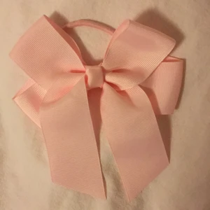 Rosa rosett 🎀 hårband - En fin och söt rosa rosett med ett hårband på så du kan sätta den i håret 🎀  knappt använd :) 💕( den är starkare rosa i verkligheten än vad det ser ut som på bilden)