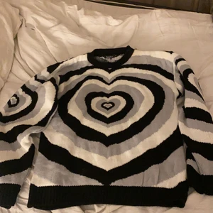 Hjärt tröja från boohoo strl L - Hjärttröja från boohoo i storlek L. Passar även M och S ifall du vill ha den oversized. 