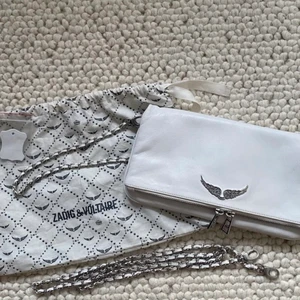 Vit Zadig väska - Kollar om någon skulle vara intresserad av denna fina Zadig väska! Jag köpte den på plick därav inte mina bilder men skriv privat så kan ni få fler bilder. Säljer pga att jag har andra väskor jag använder istället!💕 om många är intresserad så kan man buda i kommentarerna! Det är den vanliga storleksmodellen! Alla tillbehör, som lång band, kort band och det följer med⚡️Köp direkt för 1200kr! Budet som man budar är exklusive frakt❤️❤️