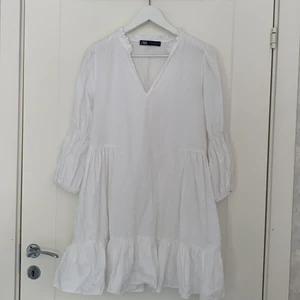 Zara klänning  - Vit klänning från Zara. Storlek M. Använd endast en gång.