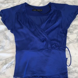 Zara tröja - Jättesnygg tröja från zara som man knyter på sidan. 