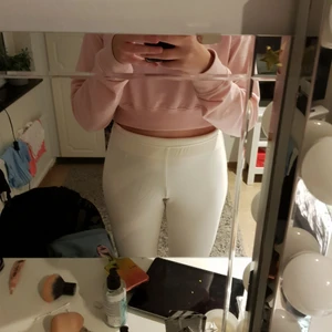 Mjukis, joggers - Säljer ett par vita joggers från hm, men som jag använt som mjukis. Säljer pga ingen användning längre o vill bara bli av med dem. Dem är inte genomskilniga men det kan synas lite om man har svarta underkläder. Dem är inte särsilt använda och sitter inte ett dugg tajt. Kan skickas om köpare står för frakt, kan även mötas upp! (: