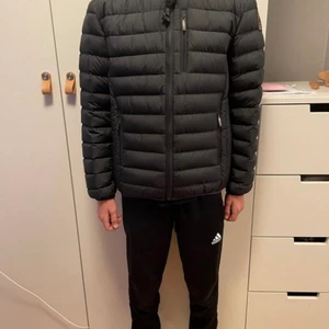 Parajumpers jacka stl Y-S - Jacka som är som helt ny, använd enbart ett fåtal gånger. Finns inga fläckar eller andra skador på jackan. 