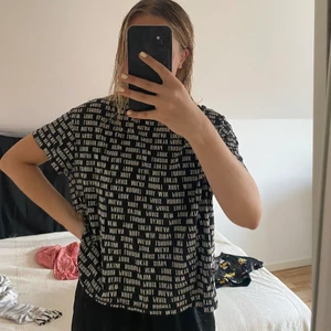 T-shirt från zara - Super cool T-shirt från Zara i strl L! Sitter snyggt oversized på mig som är s/m. 