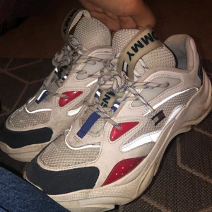 tommy hilfiger skor  - säljer mina älskade tommy hilfiger skor eftersom dom ej kommer till användning längre, köpte dom för ca 2 år sen och har använt de rätt mycket men de är ej sönder någonstans och ser väldigt bra ut med tanke på att jag använt de rätt mycket! kan mötas upp i göteborg eller så är frakten 66kr🤎 buda vid intresse! 🦋