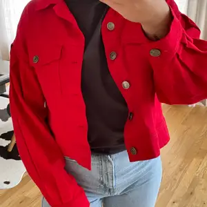 Röd jeans jacka storlek 36