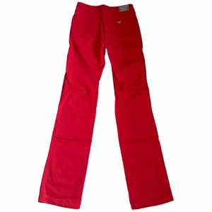 Armani jeans röda - Sjukt najs röda jeans från Armani med reka ben😍😍😍😍 storlek 29 och passar en 34/36