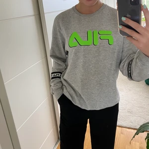 Fila Tröja - grå sweatshirt från Fila. märker är i neongrön färg. på armarna står det Fila i reflex. mycket skön💚