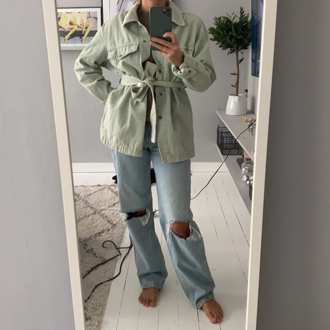 Grön jacka med bälte i midjan