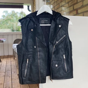 Fejk skinnväst - Snygg frän väst från carlings. Köptes för 500 kr. Storlek XS men passar som S på mig som är 168 cm. 100% polyuretan. Knappt använd. I superfint skick. Köp nu! 😊