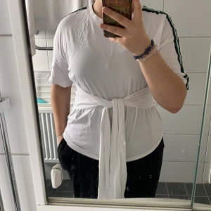 Monki t-shirt strl M - Monki t shirt med grön och svart ränder på ärm delen. Aldrig använt