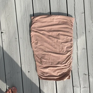Bikbok kjol - Super skön kjol som du både kan klä upp och klä ner! Färgen är åt ”nude” håller, alltså beigebrun. Jätte skön att ha på sig och bra kvalitet då kjolen är fodrad med dubbelt tyg. På sidorna är tyger rynkat vilket är en snygg detalj! Knappt använd👼🏼👼🏼🥰🥰🥰🥰