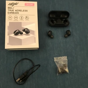 Ample 001-Trådlösa hörlurar - Jag köpte dessa för 400kr och dom funkar jätte bra men har ingen användning av dom just nu. Och det som ingår är ett magnetiskt batteri case,laddare,hörlurarna och buds i olika storlekar 🎧🎧 Och har en budgivning startar på 100kr och 50kr mellan varje bud😊 Köparen står för frakten, Och såklart så laddar jag batteri caset till 100% batteri och samma sak med hörlurarna