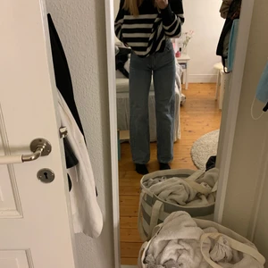 Monki jeans - Superfina jeans från monki i jättebra skick💕 Använda ett fåtal gånger men är som nya. 