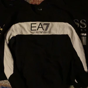 EA7 - Nypris 1200, storlek L men passar M