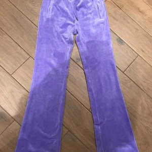 Använts fåtal gånger - XS, Lila.                                                          Väldigt bekväma att ha på sig.                          Dom har blivit lite korta på mig och jag är 173cm lång .