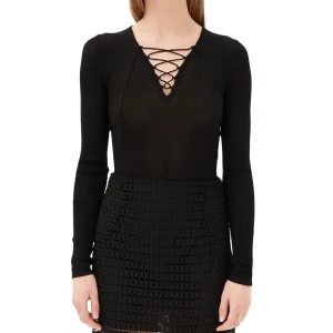 Sandro tröja med knytdetaljer - Tröja från Sandro köpt på Nk. Knytdetaljer vid bröstet och stretchigt material. Stl 34 men passar även 36. Nypris 1300:-