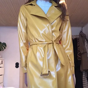 Trenchcoat  - Cool kappa i skinn knappt använd:)) priset går att diskutera!