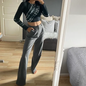 Kostymbyxor  - Gråa kostymbyxor från Pull&Bear. Liknar de från Djerf Avenue. Prislapp kvar samt oanvänd🌚