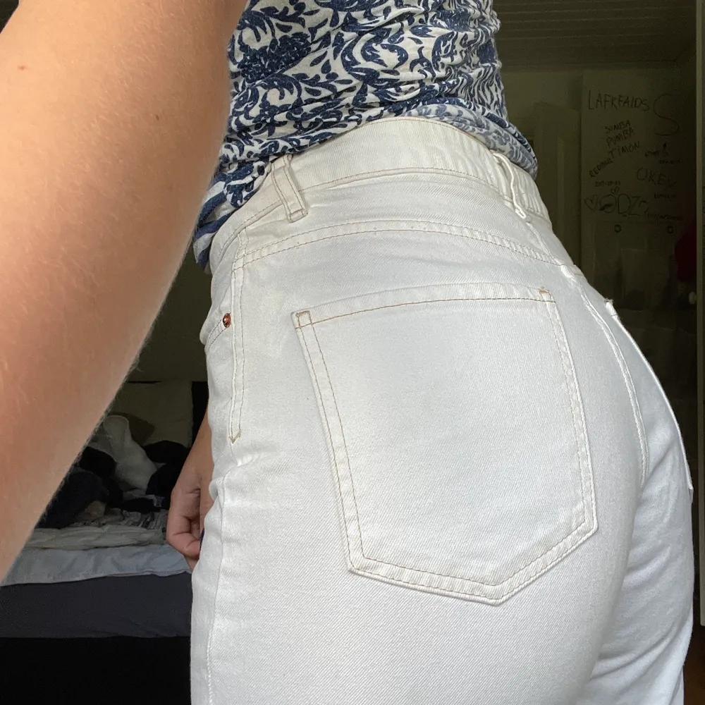 Nu säljer jag mina vita jeans med beiga detaljer eftersom jag inte längre använder dom. Har använt dom Max 3 gånger. . Jeans & Byxor.
