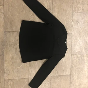 Svart blus med fin detalj  - Svart blus med fin detalj, använd ca 5 gånger. Säljer pågrund utav att den är för liten 