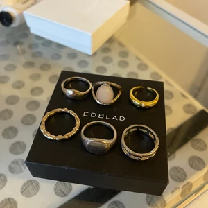 Ringar  - Säljer dessa ringar, de flesta från other stories, någon från Hm. De två sista är i silver, resen guld. 30 kr st eller alla för 120 kr🤍  🥰 (DEN HÖGST UPP TILL HÖGER ÄR SÅLD) (DEM 2 LÄNGST NER TILL HÖGER ÄR OCKSÅ SÅLDA) (RINGEN PÅ ÖVRE RADEN I MITTEN ÄR SÅLD) 