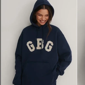 Hoodie  - Mörkblå hoodie från NA-KD som är helt slutsåld. Knappt använd så är som nyskick. I storlek XS. 