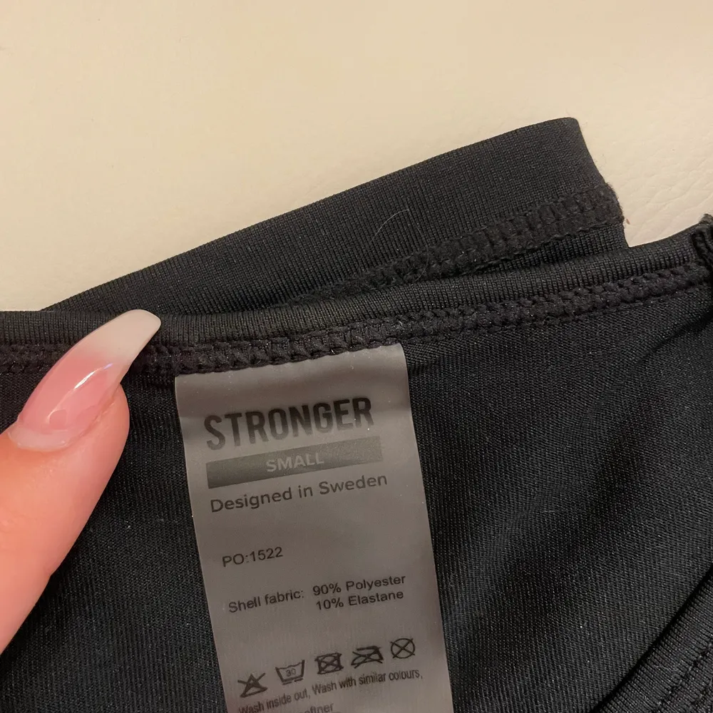 Säljer min tröja från stronger då den inte kommer till användning, använd fåtal gånger❤️. Toppar.