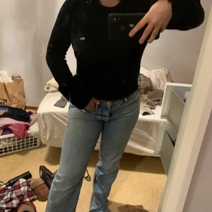 Perfekt tröjan från zara - Svart stickad tröja från zara med pälsdetaljer på ärmarna, storlek S. Hör av er vid frågor