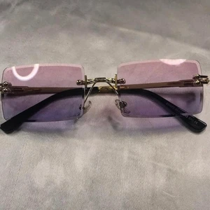 Solglasögon - Perfekta och trendiga solglasögon, köpta och endast använda 3 gånger.