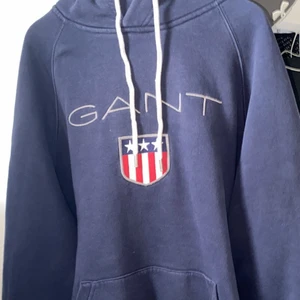 Gant Hoodie M - Jag säljer denna gant hoodie i storlek M. Den har ett litet hål längst ner på ena ärmen men det syns inte mycket när man använder den. 