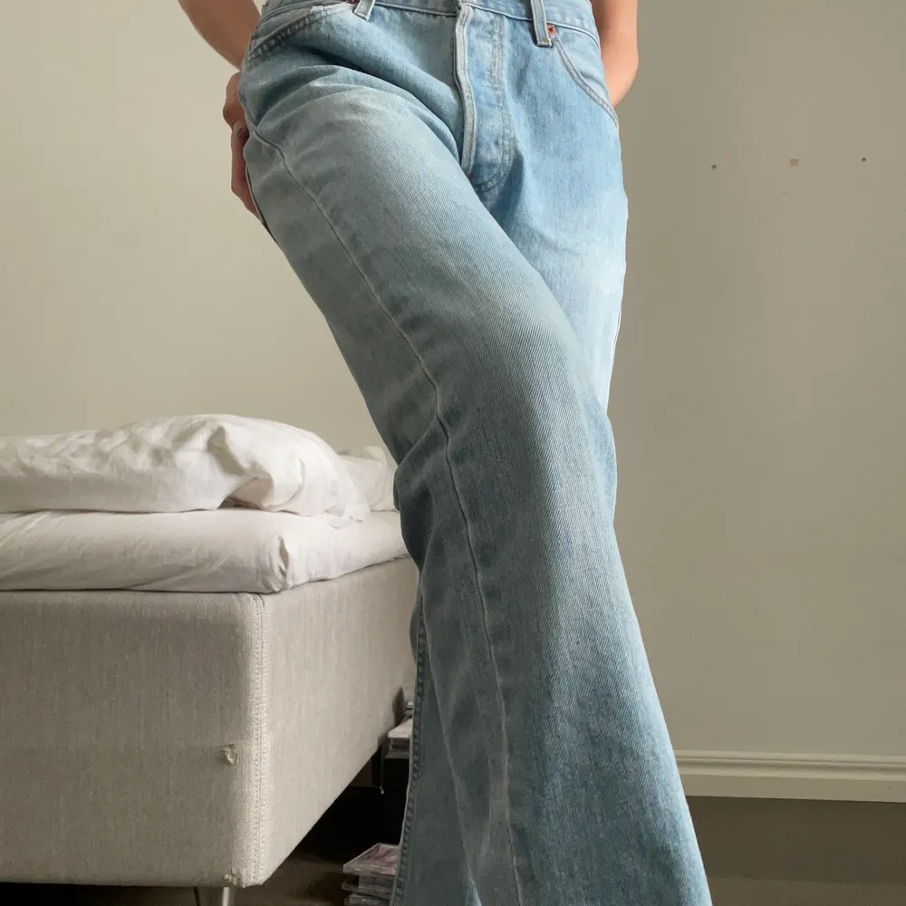 Säljer endast vid bra bud. Vintage Levi’s 501 jeans i jättefint vintage skick. Dem är str 30/34 men sitter mindre, skulle säga 36. Dem perfekta raka och långa baggy jeansen, säljer då jag har många likadana. Frakt tillkommer . Jeans & Byxor.
