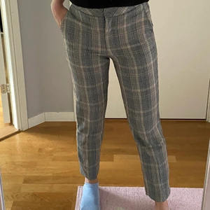 Rutiga kostymbyxor - Säljer ett par jättefräscha rutiga kostymbyxor köpta på H&M då de blivit för korta för mig i benen. Köpare står för frakten!🤍