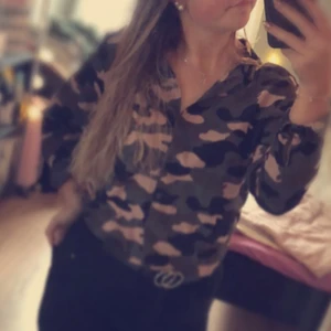 Ett kamouflage tröja från H&M - En super skön och väldigt fin tröja från H&M. Säljes för jag inte använder den längre. Skriv om fler bilder eller vid frågor. Vi kan diskutera frakt 