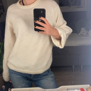 Stickad vit tröja & Other stories  - Säljer denna supermysigs stickade tröja från & Other Stories. Har bara annvänt den typ 3 ggr och köpt för ca 6 månader sen i butik. Jättemysig nu på vintern och passar till det mesta. I bra material så den sticka inte❤️❤️skriv vid frågor❤️❤️