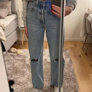 Säljer nu mina raka Levis jeans som jag klippt hål på. Super sköna och inte använda så många gånger. Sitter bra i längd på mig som är 158-159.⚡️🤎