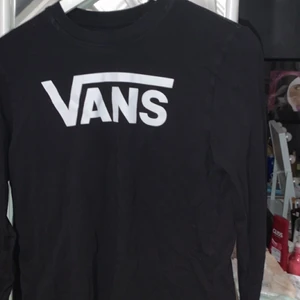 Vans tröja  - Det finns en liten fläck på ärmen som är blekt 