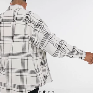 SVART OCH VIT RUTIG FLANELLSKJORTA I OVE - SVART OCH VIT RUTIG FLANELLSKJORTA I OVERSIZE-MODELL STORLEK L. ALDRIG ANVÄND. NYPRIS 439:-