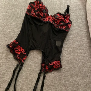 Helt nytt negligé/nattlinne/korsett - Helt nytt negligé/nattlinne/korsett i strl. S/M 🌹 •Märke: Chilirose •Pris: 75 kr •Superfint och bra kvalité. Var aldrig använt. 🚫Djurfritt och rökfritt hem 📍Kan mötes upp i Mölnlycke 📬Kan skickas mot fraktkostnad