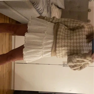 Vit kjol - Vit kjol som passar både på vintern och på sommaren. Säljer för att den inte kommer till användning. Högsta bud 60kr+frakt